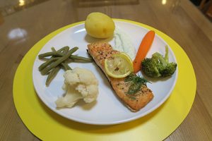 پخت ماهی سالمون اصل یک غذای رژیمی و خوشمزه در فودآکادمی آشپزی آسان