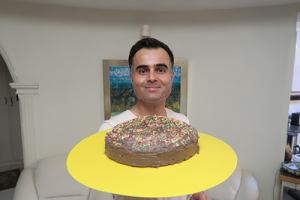 طرز تهیه کیک تولد خانگی با روکش شکلاتی در برنامه فودآکادمی آشپزی با ایمان